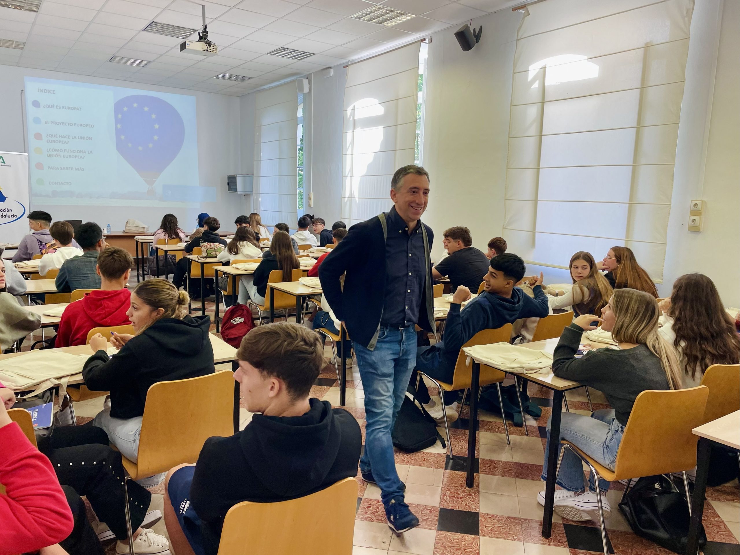 Más de 50 alumnos del IES Mediterráneo han visitado esta mañana las instalaciones de la institución supramunicipal donde han podido conocer de primera mano una decena de iniciativas que se lanzan cada año para jóvenes